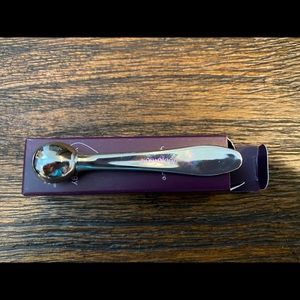 Younique eye creamer applicator